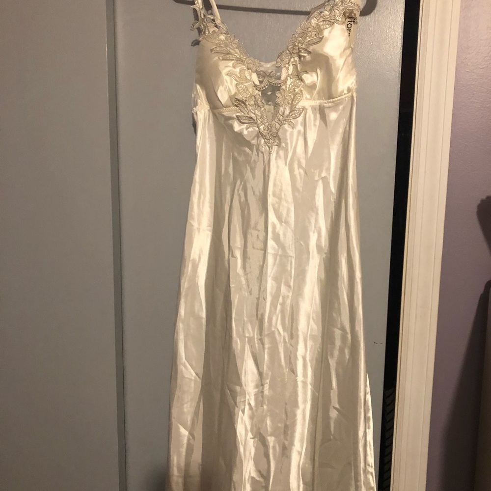 Women’s satin gown sz med